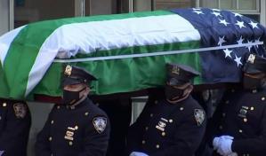 Policías toman Quinta Avenida de Nueva York para despedir a agente muerto