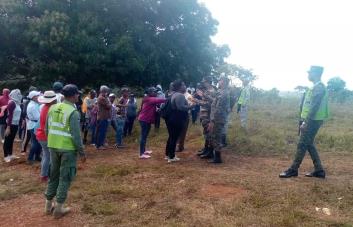 Medio Ambiente desaloja invasores de terrenos en Villa Altagracia