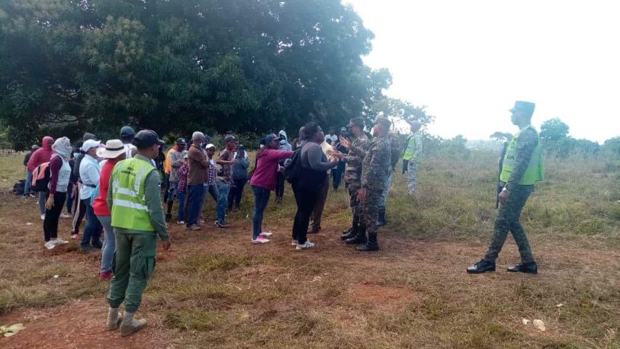 Medio Ambiente desaloja invasores de terrenos en Villa Altagracia