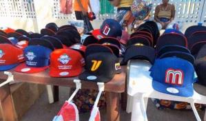 Utilería de todos los equipos en Serie del Caribe se vende en los alrededores del Estadio Quisqueya