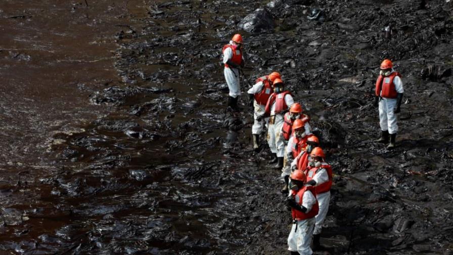 Suben a 24 las playas contaminadas por el derrame de petróleo en Perú
