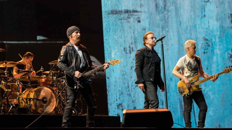 U2 rinde homenaje a las víctimas del Domingo Sangriento, 50 años después de la masacre