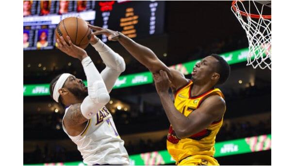 Young anota 36 y los encendidos Hawks vencen a los Lakers