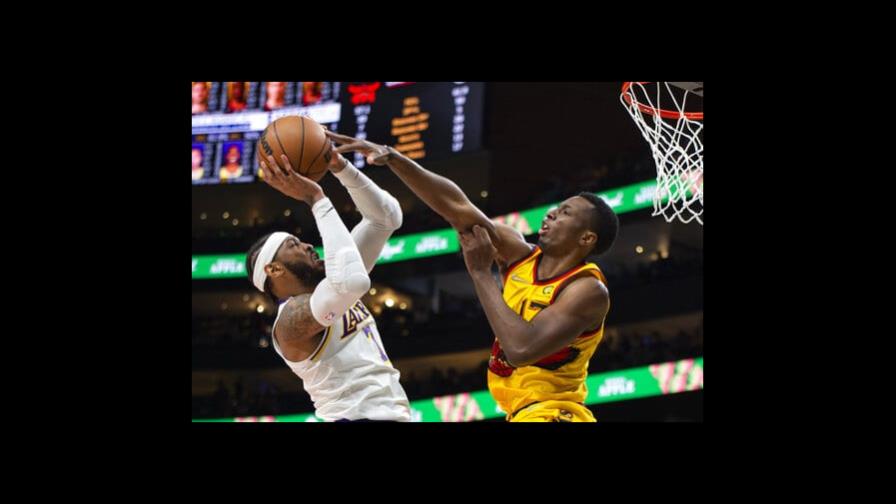 Young anota 36 y los encendidos Hawks vencen a los Lakers