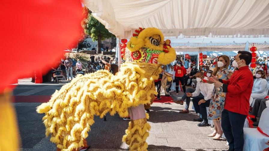 Plaza España se vistió de rojo y amarillo para recibir el Año Nuevo Chino