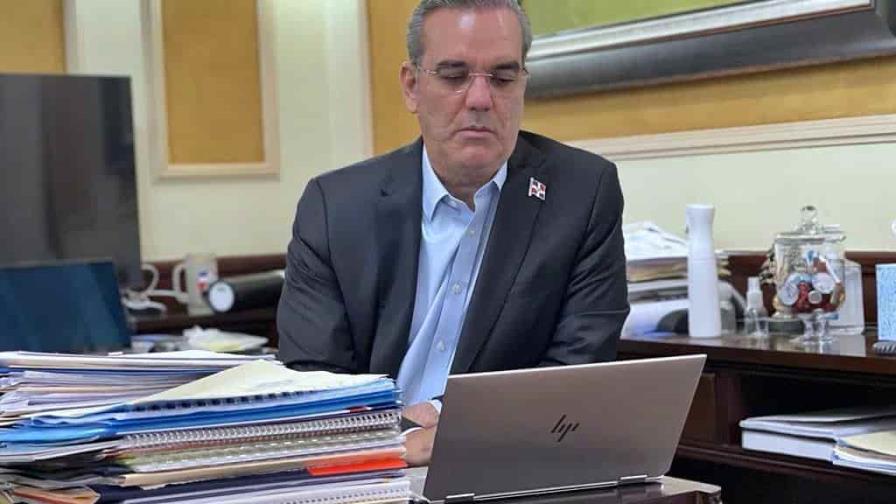 El presidente Abinader prepara discurso que emitirá este domingo El presidente Abinader prepara discurso que emitirá este domingo