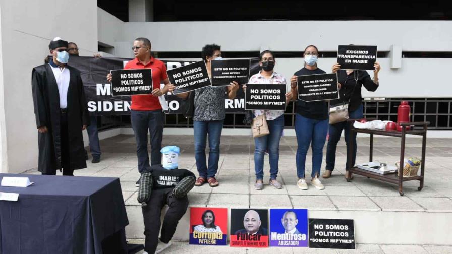 Suplidores del almuerzo escolar continúan su lucha y protestan ante Compras y Contrataciones Suplidores del almuerzo escolar continúan su lucha y protestan ante Compras y Contrataciones