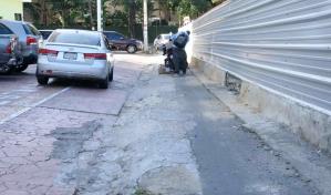 M&aacute;s de un a&ntilde;o cerrado tramo de la calle Leopoldo Navarro con Bol&iacute;var por construcci&oacute;n de torre