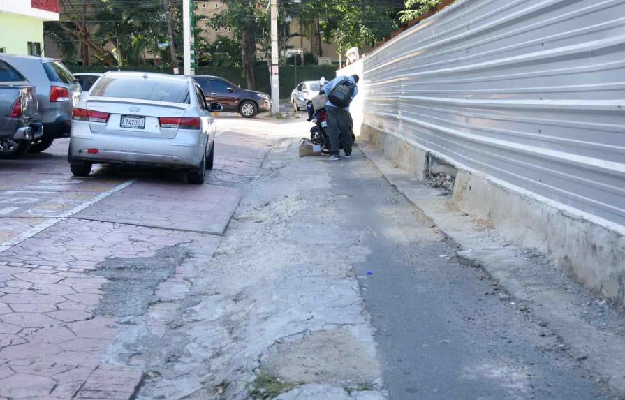 Más de un año cerrado tramo de la calle Leopoldo Navarro con Bolívar por construcción de torre