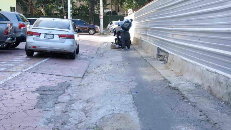 Más de un año cerrado tramo de la calle Leopoldo Navarro con Bolívar por construcción de torre
