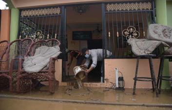 Nunca había visto tanta agua, dice hombre de 74 años en Villa Vásquez; presa se desborda y causa daños