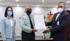 Director de la Digesett recibe reconocimiento del Instituto de Administración Pública