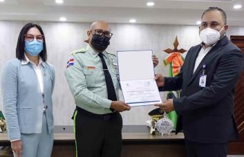 Director de la Digesett recibe reconocimiento del Instituto de Administración Pública