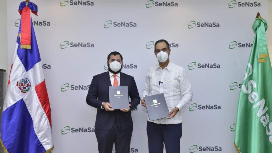 AFP Crecer y SeNaSa firman acuerdo  para promover un seguro subsidiado para pensionados