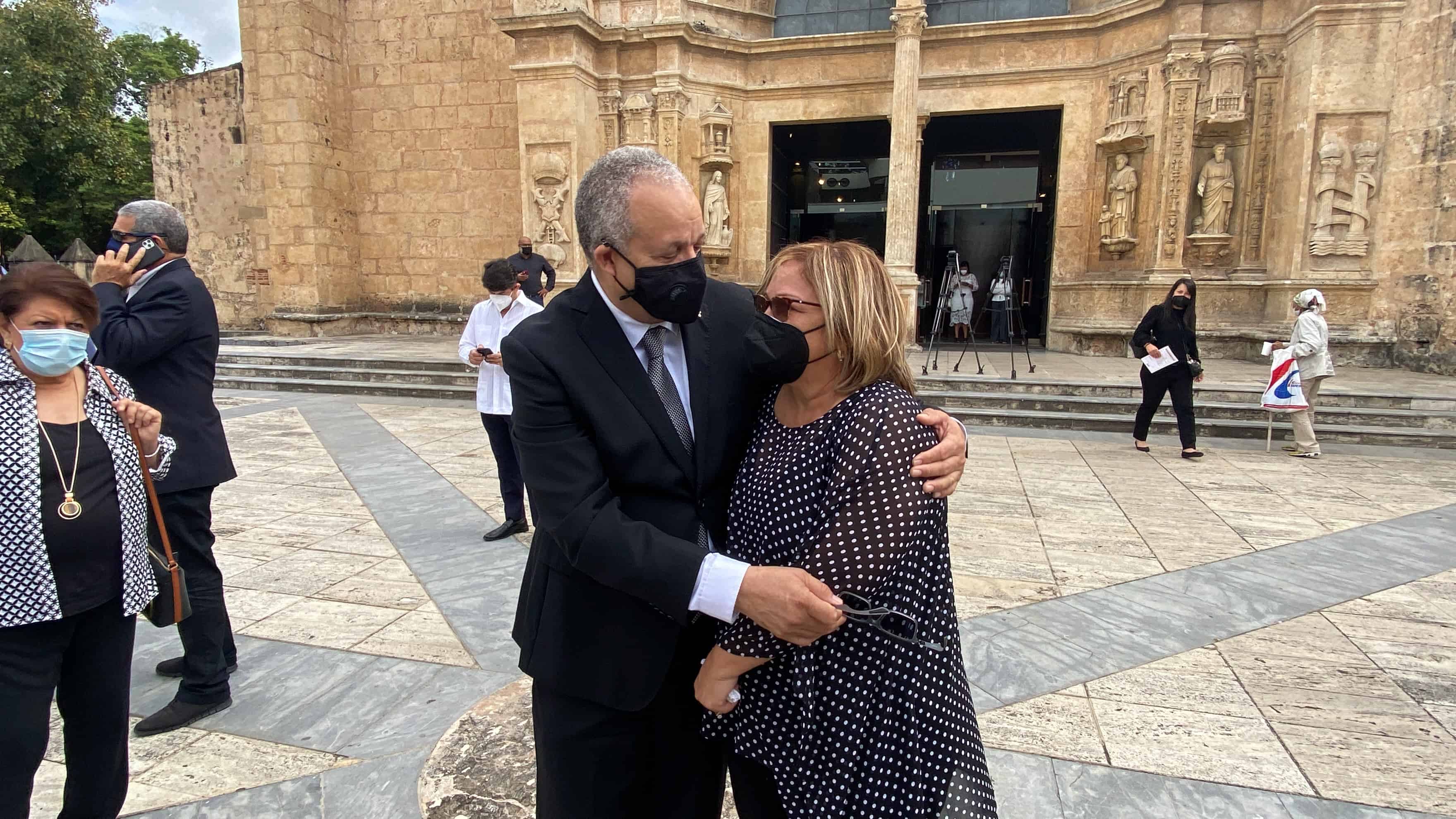 El maestro Manuel Tejada consuela a la viuda del maestro, Jovanna García.