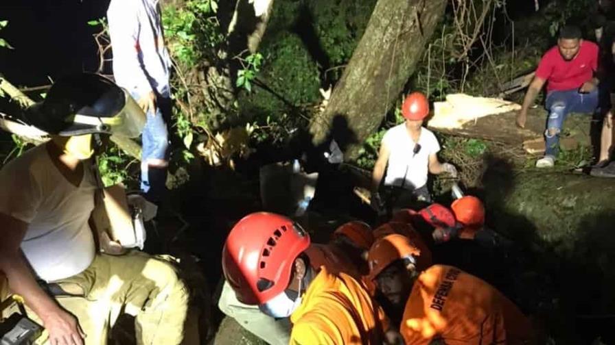 Muere hombre aplastado por un árbol en Santiago  mientras se protegía de las lluvias