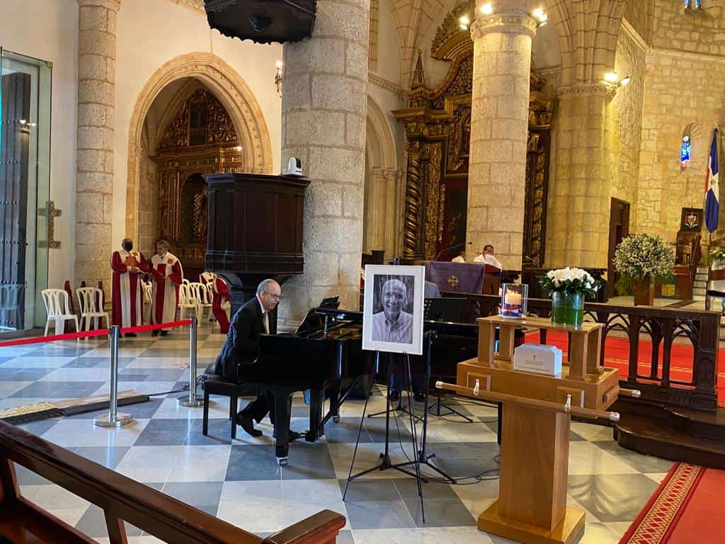 El maestro Manuel Tejada y el saxofonista Sandy Gabriel acompañaron  a los intérpretes.