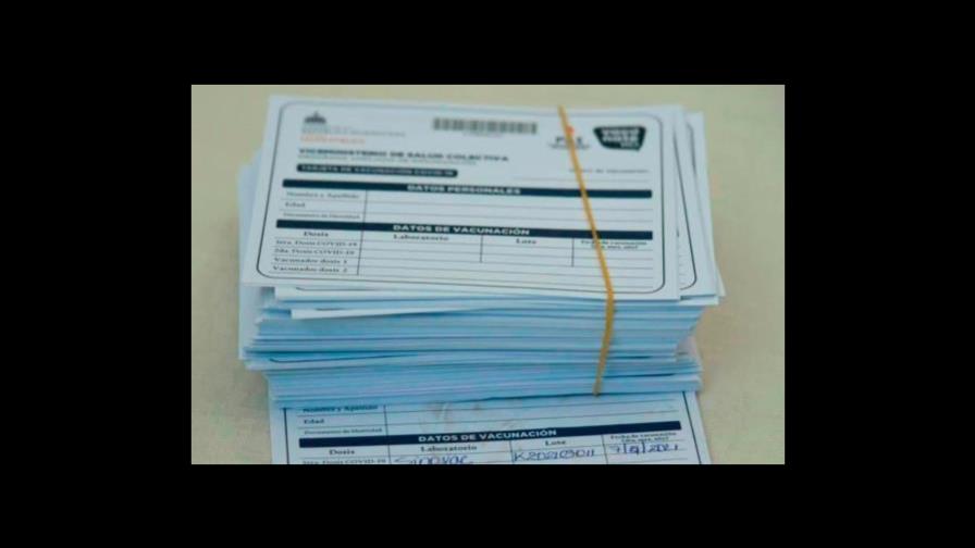 Apresan joven con tarjetas falsas de vacunación contra COVID y las que vendía a RD$3,000