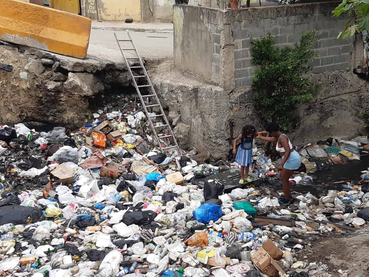 La gente en peliro al cruzar