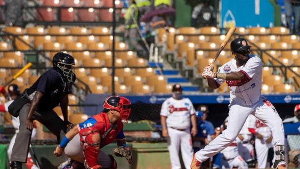 Olmo Rosario finalmente pegó de jonrón en el Quisqueya... a los 41 años