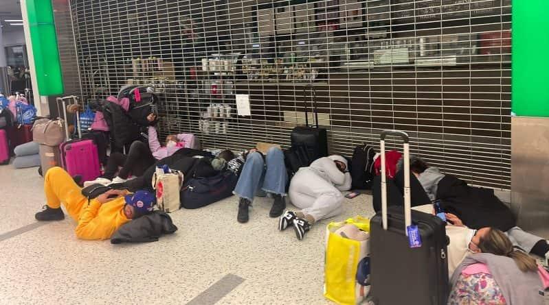 Retrasos y falta de personal de JetBlue deja varados a cientos de dominicanos en aeropuertos de NY y NJ