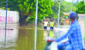 Cuantiosos daños provocados por desbordamiento de presa en Villa Vásquez