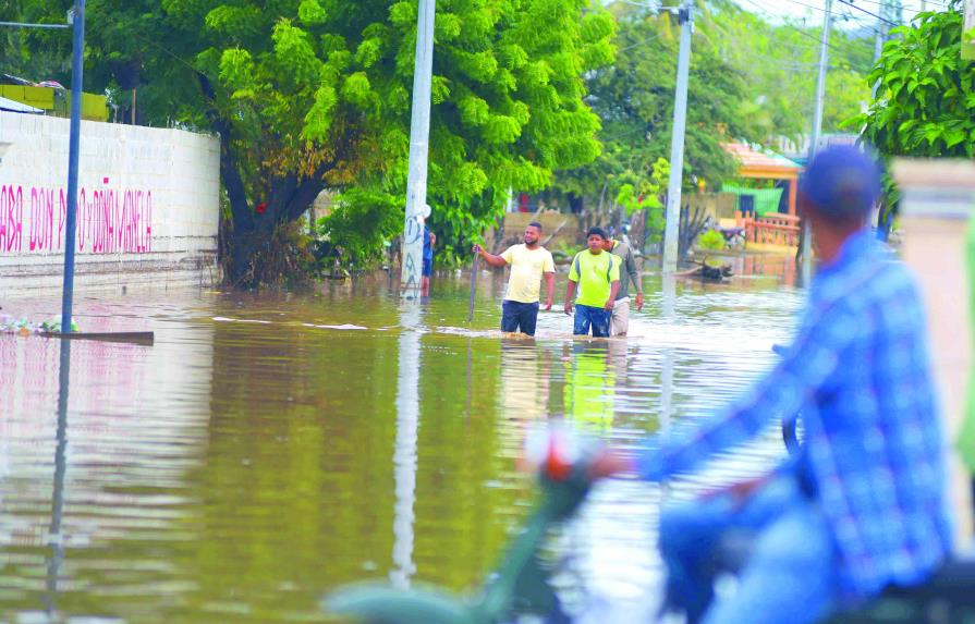 Cuantiosos daños provocados por desbordamiento de presa en Villa Vásquez