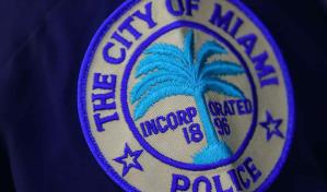 Un policía es detenido por golpear e intentar estrangular a su novia en Miami