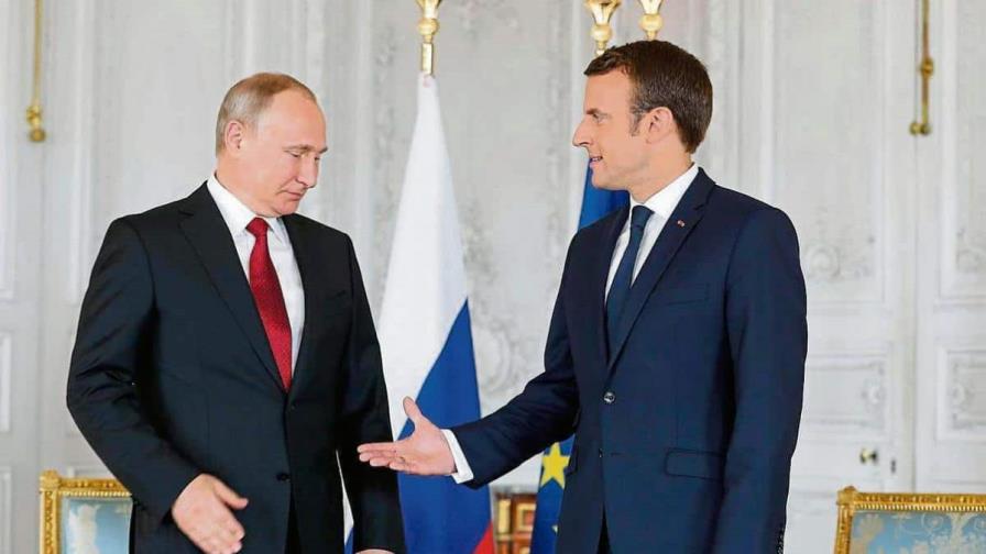 Putin y Macron abordan la situación en Ucrania en una llamada telefónica