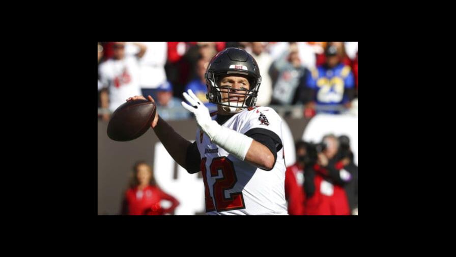 Tom Brady dice que sigue evaluando su futuro