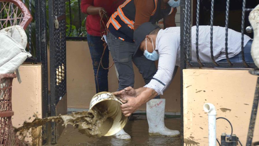 Familias continúan sacando lodo de sus casas en Villa Vásquez