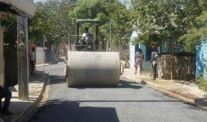 Alcaldía Los Alcarrizos deja iniciados los trabajos de asfaltado en Los Cocos de la Fe