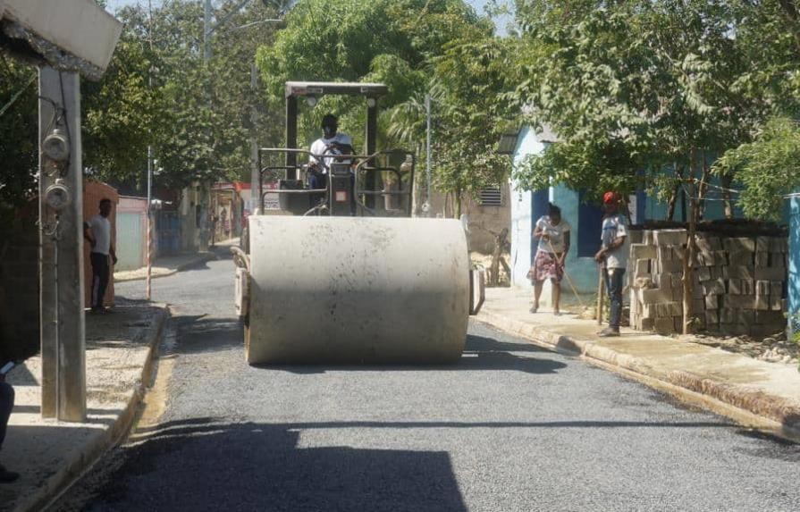 Alcaldía Los Alcarrizos deja iniciados los trabajos de asfaltado en Los Cocos de la Fe