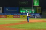 Ministro de Obras Públicas lanza primera bola del partido Dominicana y Venezuela en Serie del Caribe