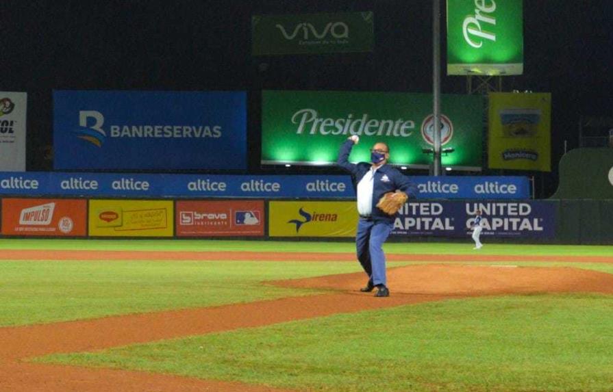 Ministro de Obras Públicas lanza primera bola del partido Dominicana y Venezuela en Serie del Caribe