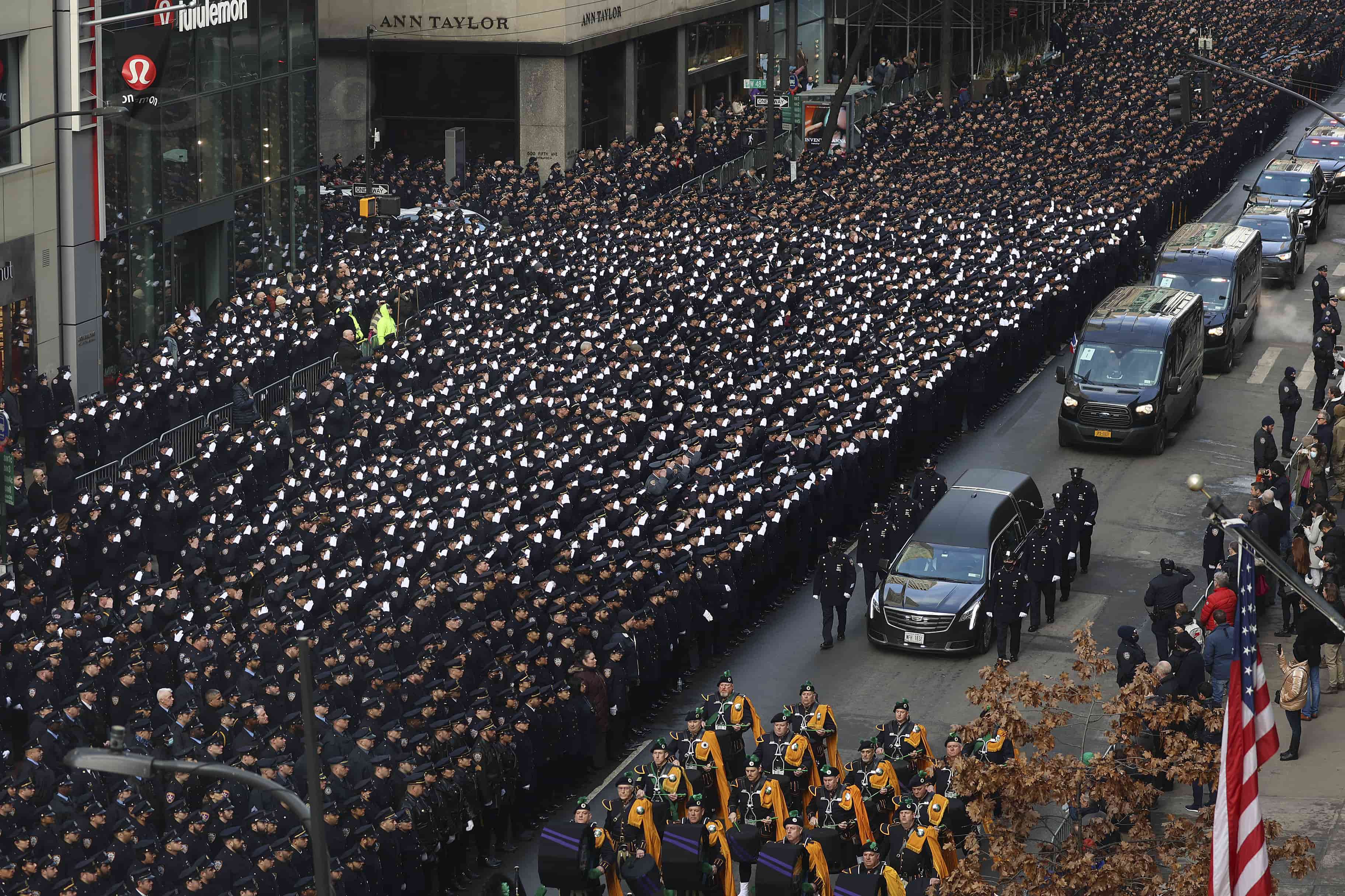 Por segunda vez en menos de una semana, la policía se reunió en la Catedral de San Patricio de la ciudad de Nueva York para rendir homenaje a un joven oficial baleado mientras respondía a una llamada de ayuda en Harlem.