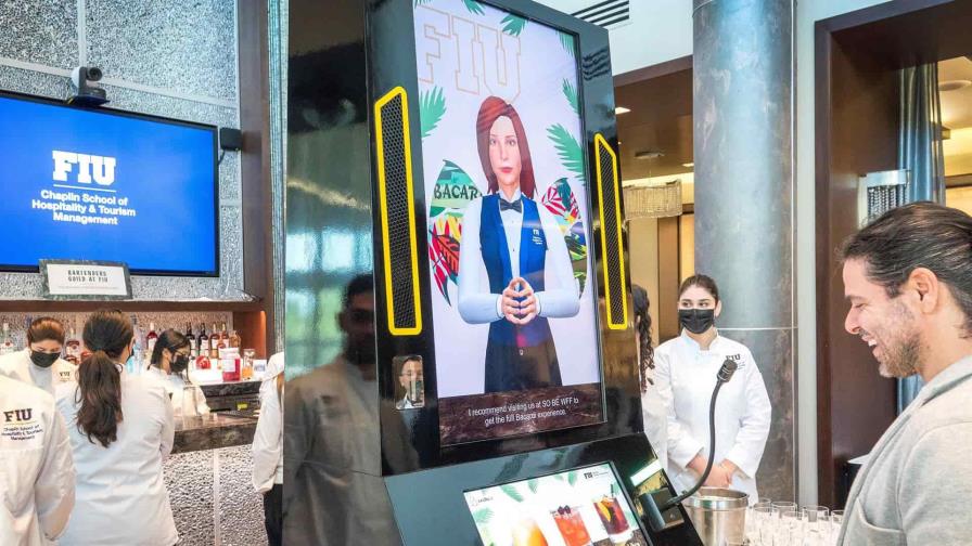 Debuta en Miami Cecilia, la primera bartender con inteligencia artificial