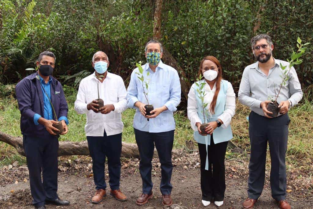 El ministro de Medio Ambiente y demás participantes en la actividad