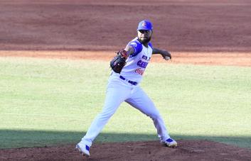 El dominicano Elniery García silencia a Venezuela y lleva a Colombia a la final