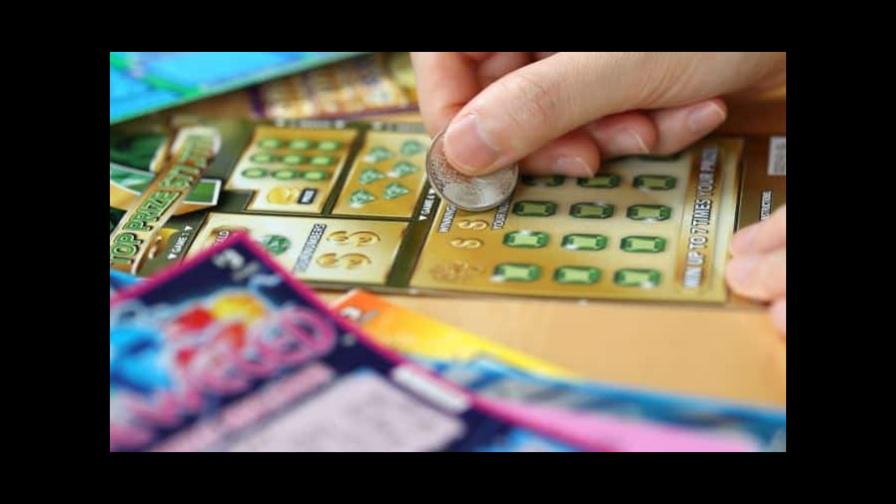 Mujer envió a su esposo a comprar pollo y se ganó 100 mil dólares en lotería instantánea
