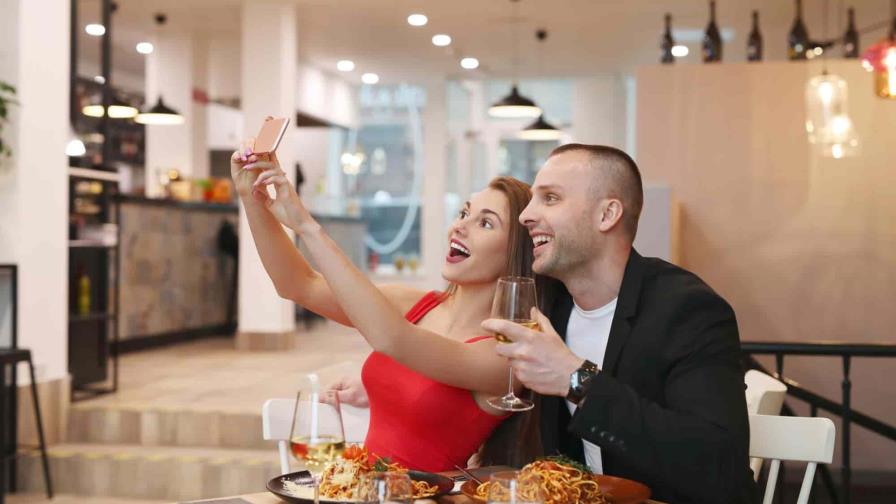 Estudio: mientras más publicas a tu pareja en redes sociales, menos feliz eres con ella