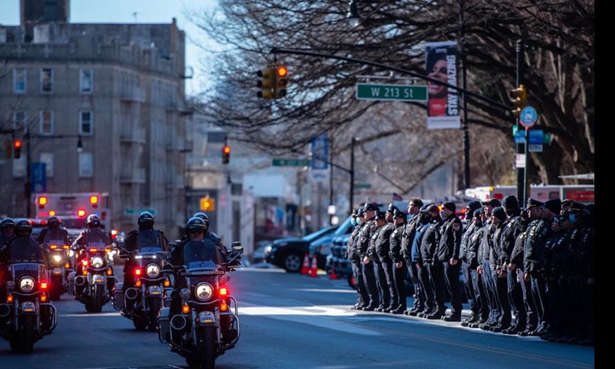 Entierran al segundo policía caído en un tiroteo en Nueva York