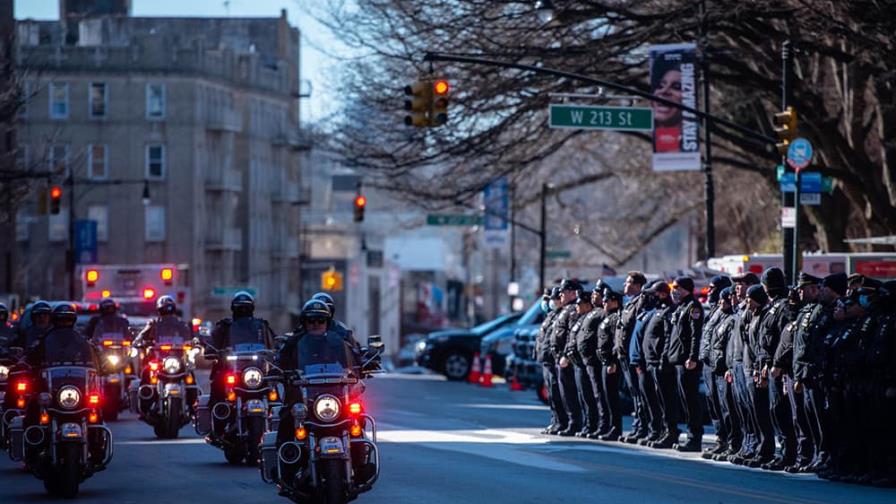 Entierran al segundo policía caído en un tiroteo en Nueva York Entierran al segundo policía caído en un tiroteo en Nueva York