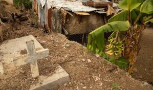 Se llevan hasta las puertas metálicas de los nichos en cementerio Cristo Redentor