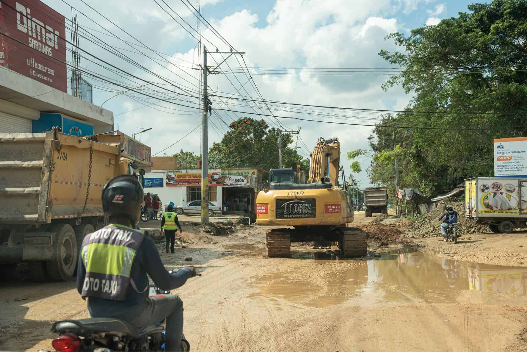 Equipos de la compañía contratistas trabajan en algunos puntos