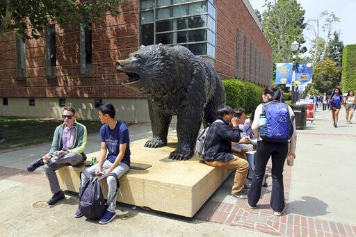 Se reanudan clases en la UCLA tras amenazas y un arresto
