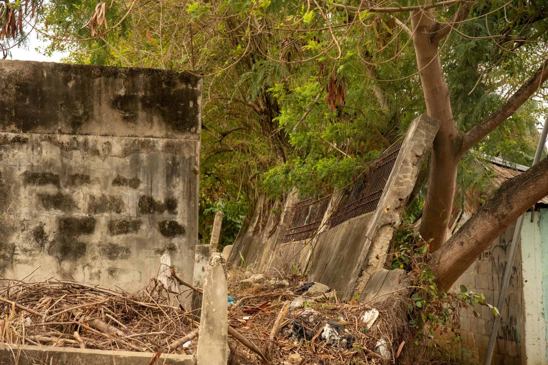 La pared se ha caidocon el tiempo