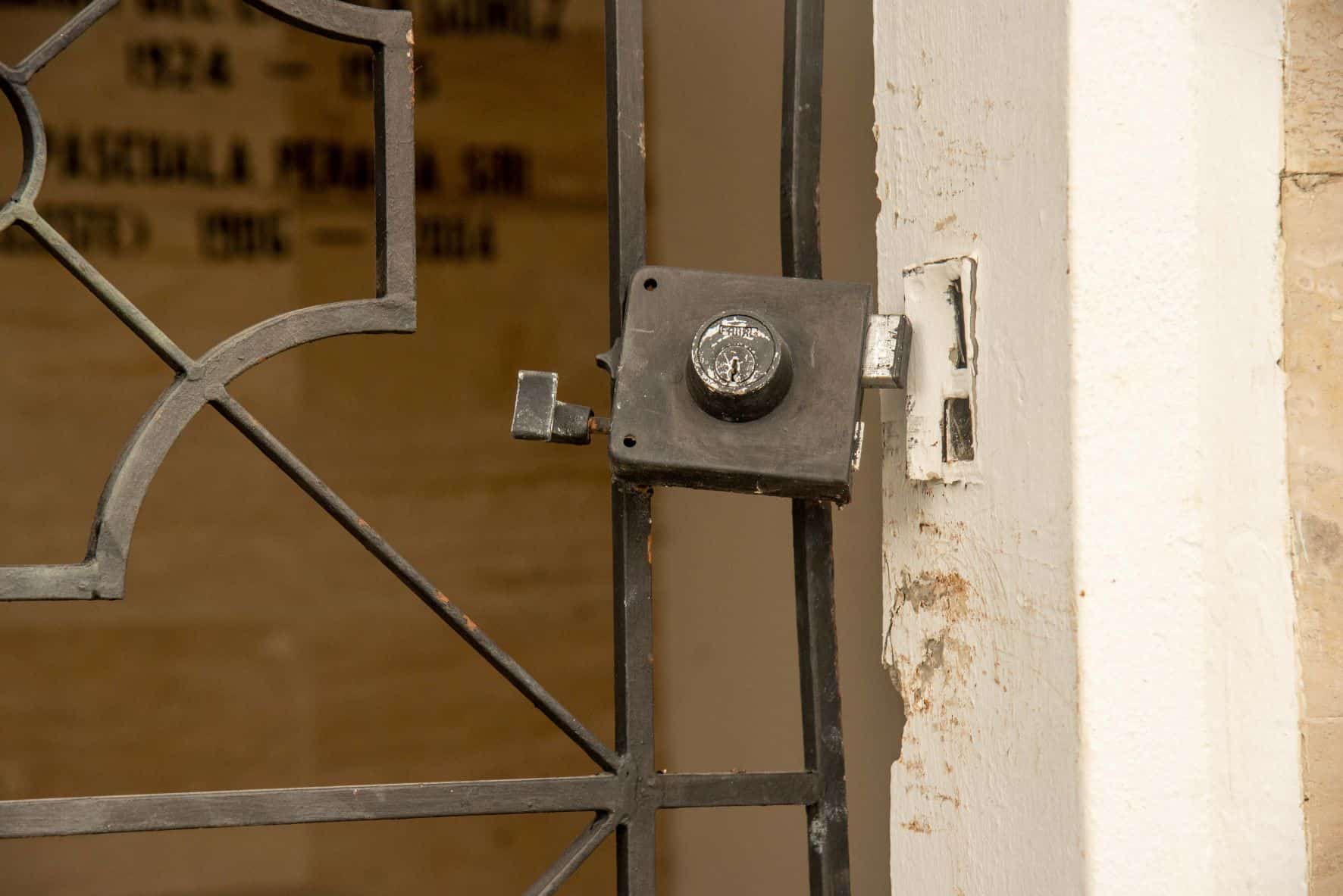 Una de las puertas rotas para entrar a uno de los nichos.