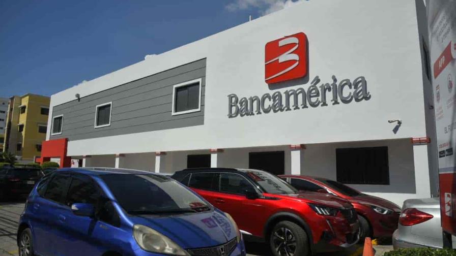 Clientes de Bancamérica están molestos por situación del banco y acuden a buscar su dinero