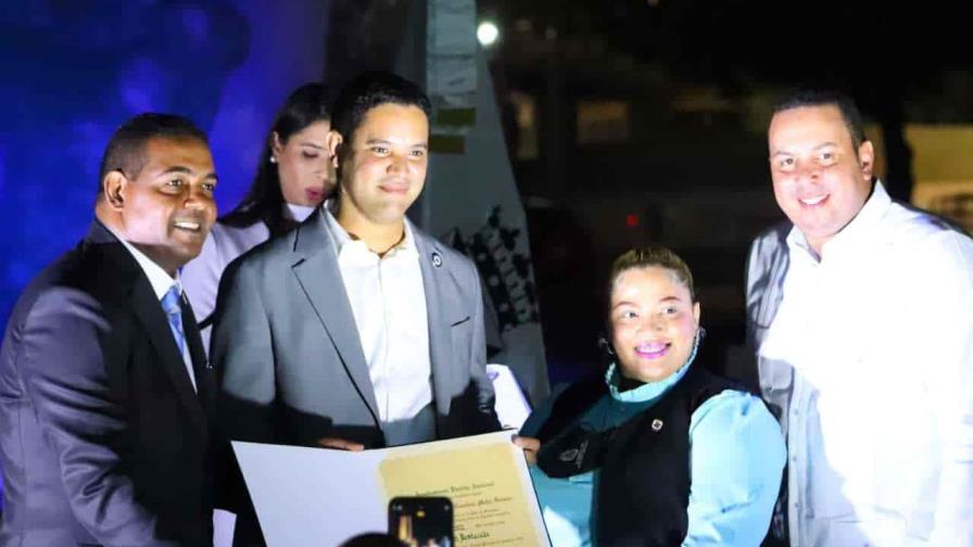 Alcaldía del Distrito Nacional reconoce  al director Regional 15 como  Joven Destacado